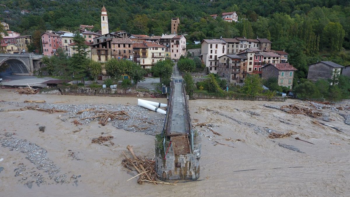 Části Francie a Itálie postihly bleskové záplavy. Vlna strhávala mosty i domy